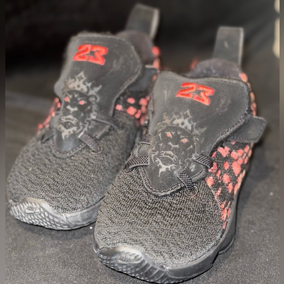 Nike LeBron 17 Black Red Toddler Size 9C 23 Lion - Picture 3 of 13